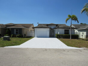 137 Vanessa St in Palm Springs, FL - Building Photo - Building Photo