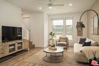 2724 Rana Way in Los Angeles, CA - Building Photo - Building Photo