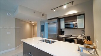 500 Brickell Ave, Unit 2707 in Miami, FL - Building Photo - Building Photo