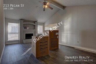 213 Pecan St in Azle, TX - Foto de edificio - Building Photo