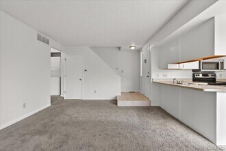 2499 S Xanadu Way, Unit D in Aurora, CO - Building Photo - Building Photo