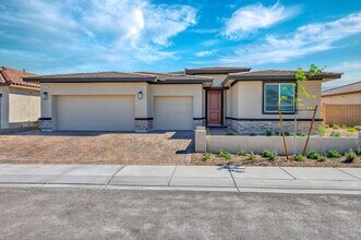 1024 Saker Falcon Dr in Henderson, NV - Building Photo - Building Photo