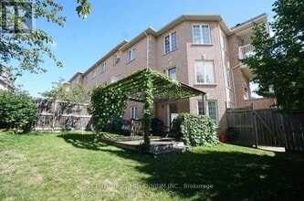 23 Pefferlaw Cir in Brampton, ON - Building Photo - Building Photo