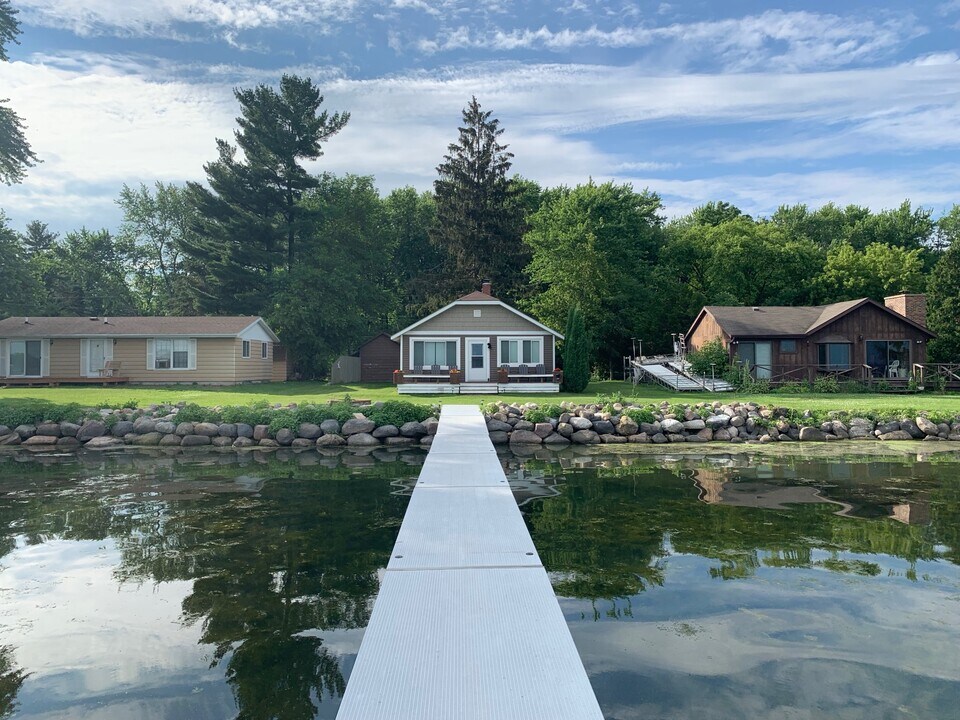2396 County Road AB in McFarland, WI - Foto de edificio