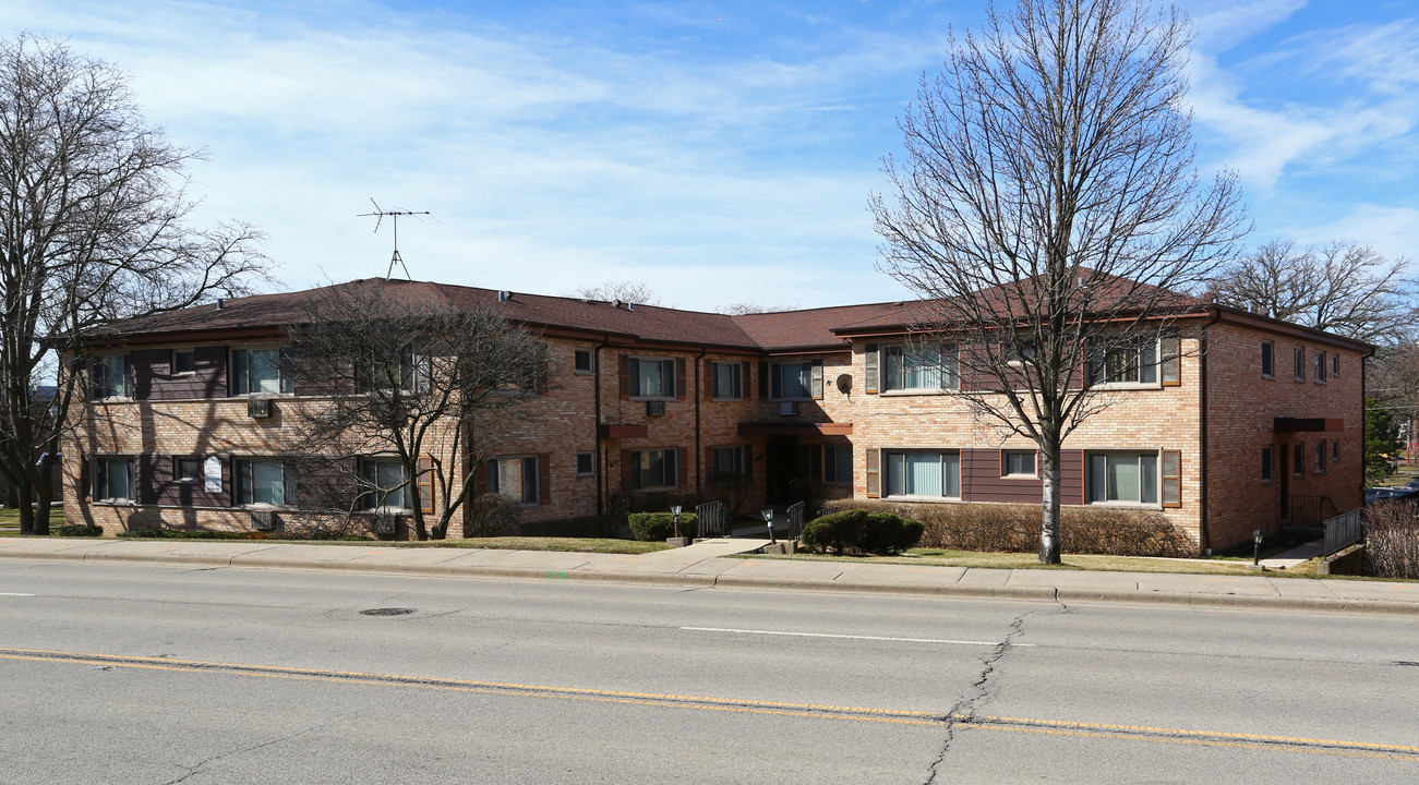 930-940 Waukegan Rd in Deerfield, IL - Building Photo