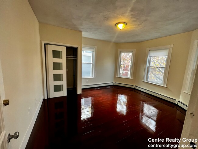 19 Banks St, Unit 2 in Somerville, MA - Foto de edificio - Building Photo