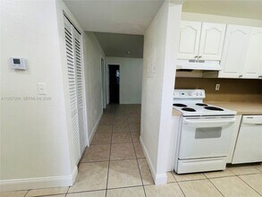 2040 NW 89th Ave in Pembroke Pines, FL - Foto de edificio - Building Photo