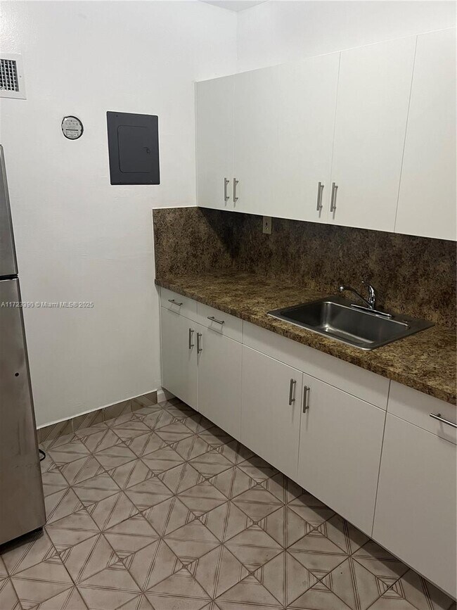 1880 SW 9th St-Unit -1 in Miami, FL - Building Photo - Building Photo