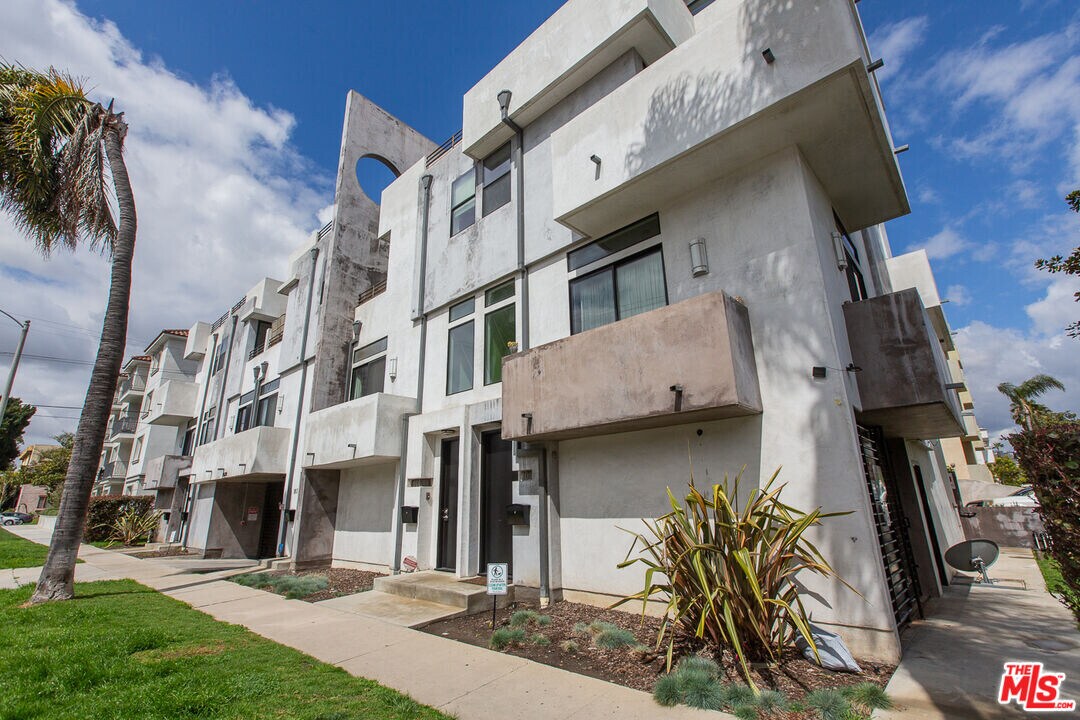 8639 Whitworth Dr in Los Angeles, CA - Building Photo