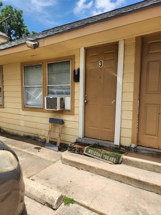 1016 Miles St in Rosenberg, TX - Foto de edificio