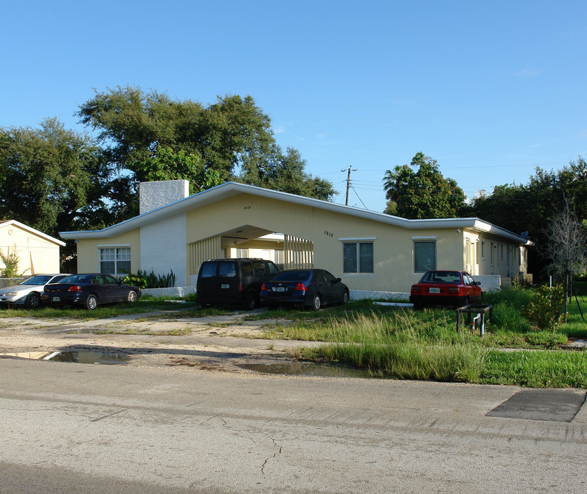 1217 NE 127th St in North Miami, FL - Foto de edificio