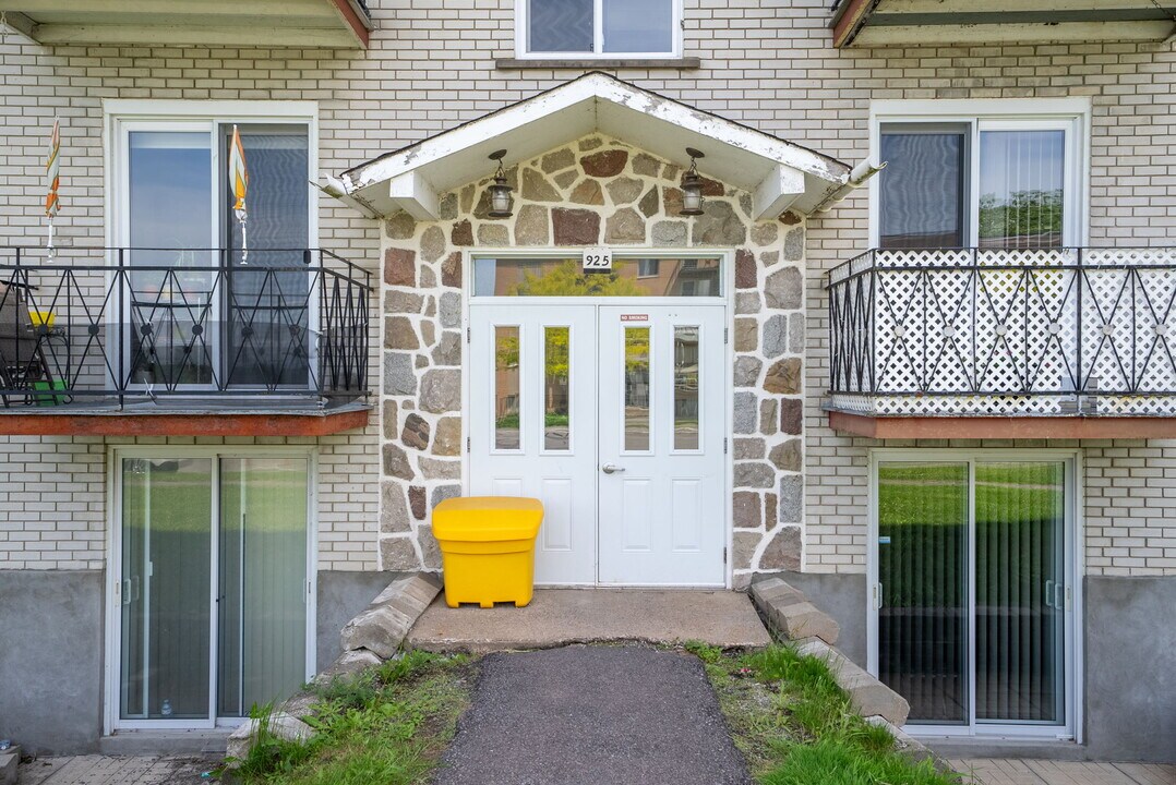 925-925 Cartier Blvd in Hawkesbury, ON - Building Photo