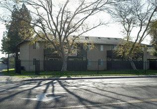 Madera West Apartments in Madera, CA - Building Photo - Building Photo