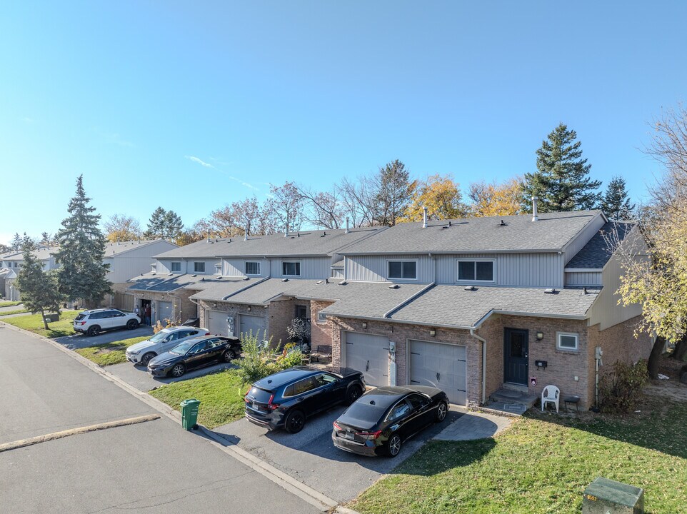399 Vodden St E in Brampton, ON - Building Photo