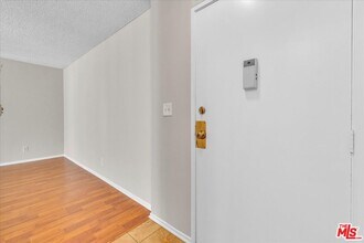 5437 Corteen Pl in Los Angeles, CA - Building Photo - Building Photo