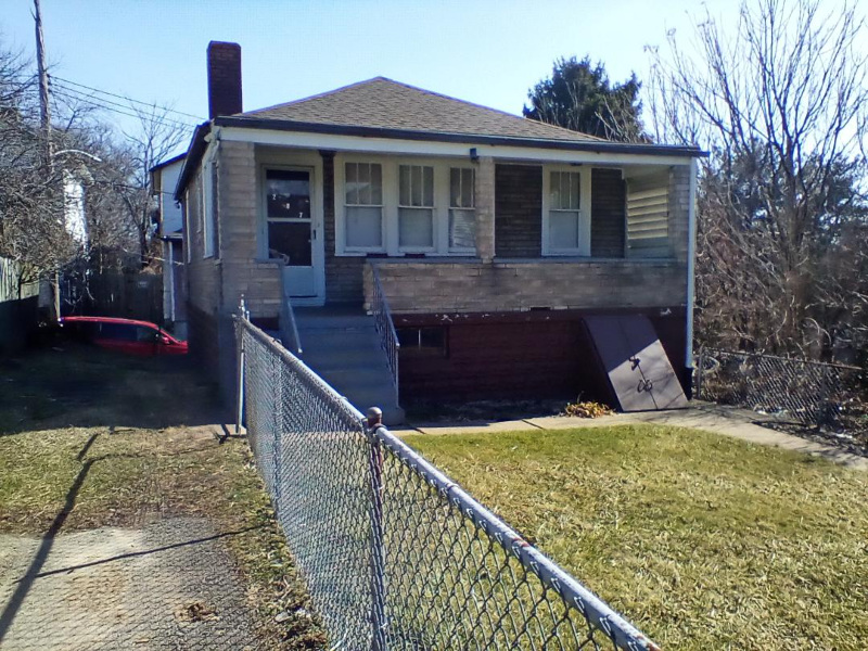 207 Auriles St in Duquesne, PA - Building Photo