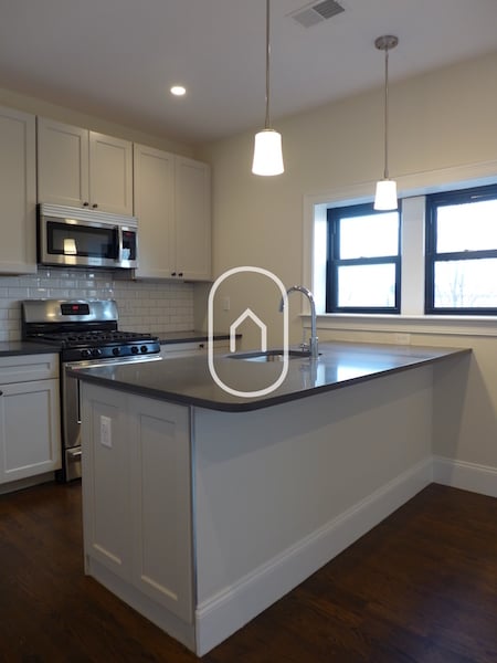 45 Thorndike St in Boston, MA - Foto de edificio - Building Photo