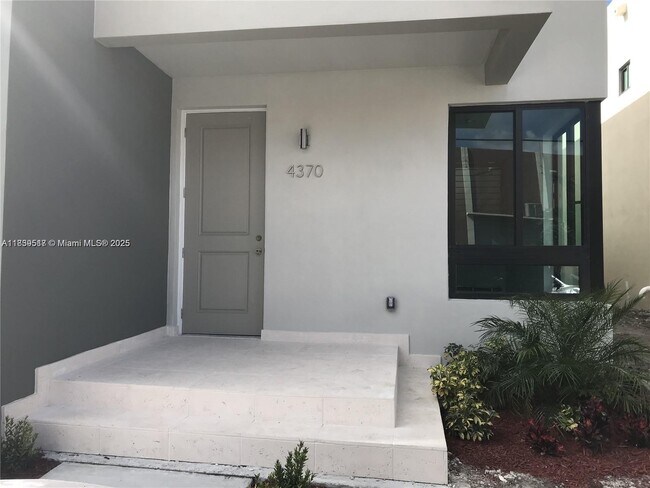 4370 E 10th Ave in Hialeah, FL - Building Photo - Building Photo