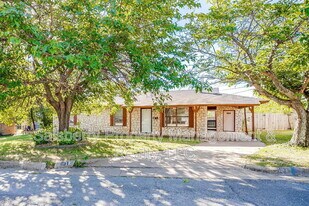 1113 Gifford Dr in Granbury, TX - Building Photo
