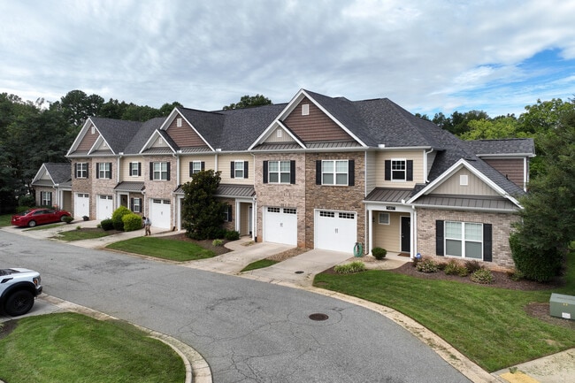 New Garden Square Townhomes in Greensboro, NC - Building Photo - Primary Photo