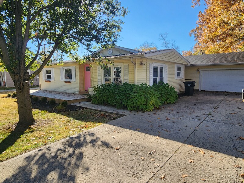 231 N John St in Pendleton, IN - Foto de edificio