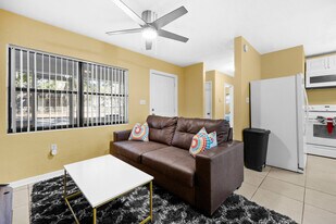 737 SE 4th Ave, Unit SI ID1359109P in Gainesville, FL - Building Photo