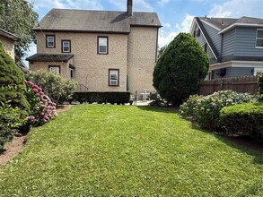 1074 Hunter Ave in Pelham Manor, NY - Building Photo - Building Photo