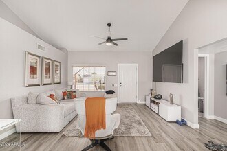 250 W Utopia Rd in Phoenix, AZ - Foto de edificio - Building Photo