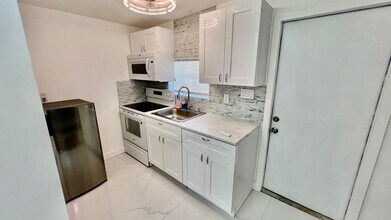 31 SW 15th St in Dania Beach, FL - Building Photo - Building Photo