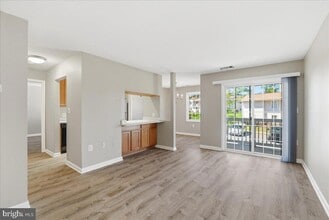 100 Westwick Ct, Unit 3 in Sterling, VA - Building Photo - Building Photo