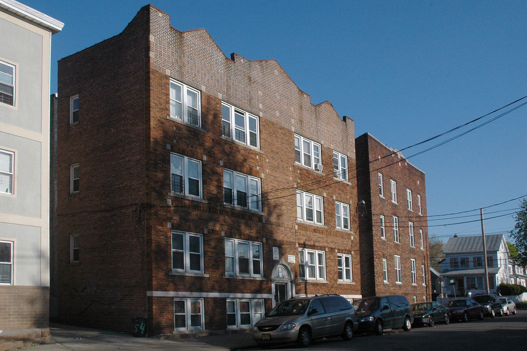 348 E 24th St in Paterson, NJ - Foto de edificio