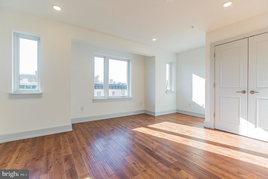 1511 Brown St-Unit -2 in Philadelphia, PA - Building Photo