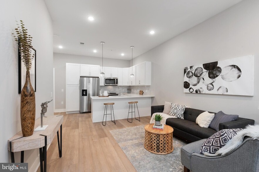 52 W Washington Ln, Unit 304 in Philadelphia, PA - Building Photo