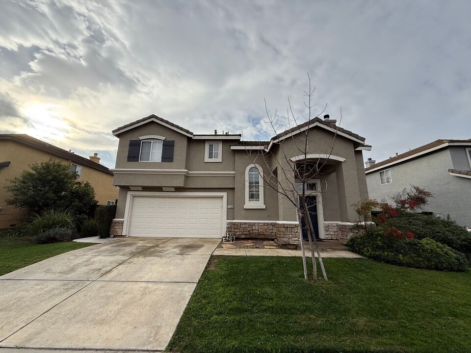 9560 Diamond Point Ln in Elk Grove, CA - Building Photo