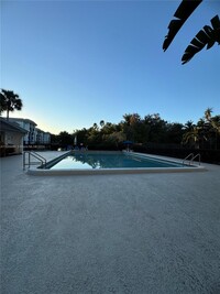 721 N Pine Island Rd in Plantation, FL - Building Photo - Building Photo