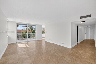 16565 NE 26th Ave in North Miami Beach, FL - Building Photo