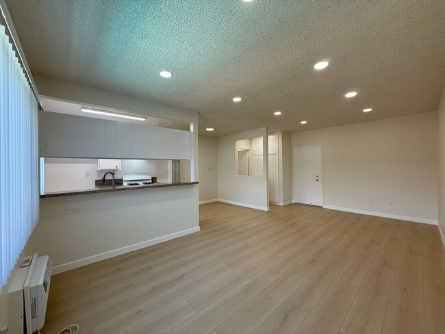 5461 Kester Ave in Los Angeles, CA - Building Photo - Building Photo