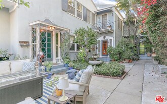 1125 1/2 Glenville Dr in Los Angeles, CA - Building Photo