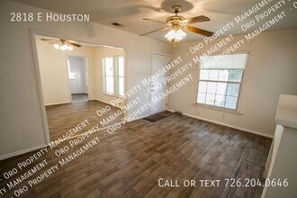 2818 E Houston St in San Antonio, TX - Building Photo - Building Photo