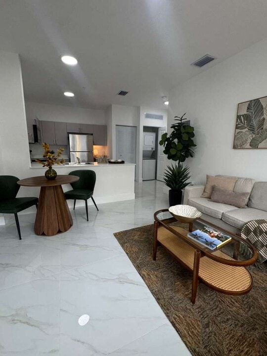 943 W 67th St, Unit A1 in Hialeah, FL - Foto de edificio