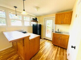 401 Burnham Rd in Oak View, CA - Building Photo