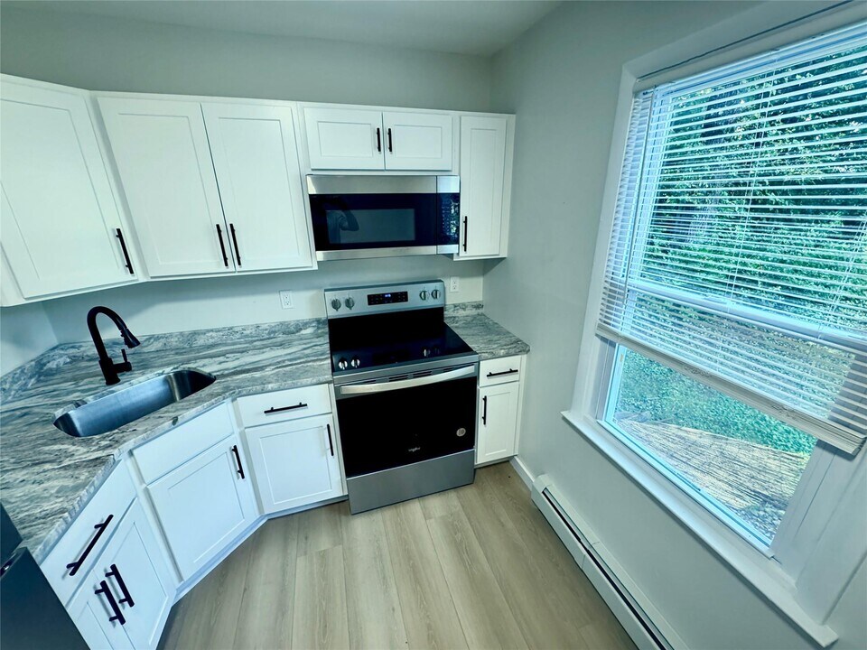 98 E Market St in Hyde Park, NY - Building Photo