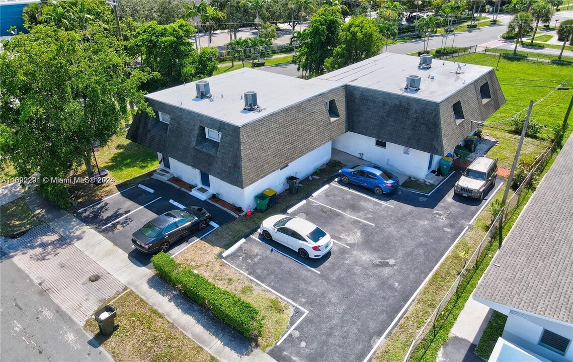 502 Phippen Waiters Rd in Dania Beach, FL - Building Photo