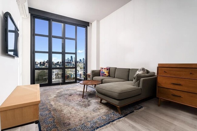 11-16 Main Avenue in Queens, NY - Foto de edificio - Building Photo