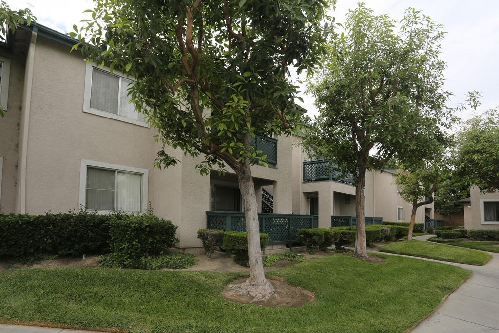 Summerhill Village Apartments in Anaheim, CA