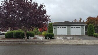 873 E Cedar St in Sequim, WA - Building Photo