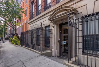 222 W 15th St in New York, NY - Building Photo - Building Photo