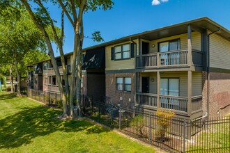 Amalie Meadows Apartments in Madison, TN - Foto de edificio - Building Photo