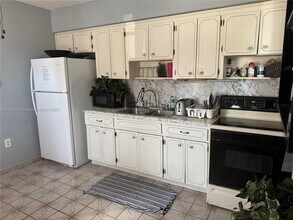 2407 NW 9th St-Unit -1 in Miami, FL - Building Photo - Building Photo