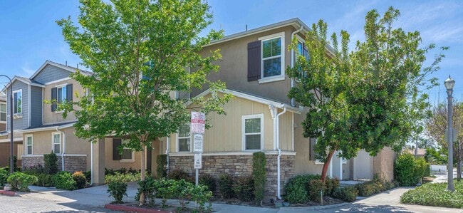 399 N Avelina Way in Anaheim, CA - Building Photo - Building Photo